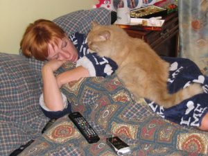 Кот лечит хозяйку